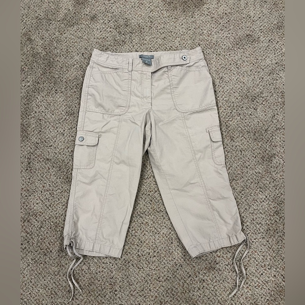 Ann Taylor Petites women’s tan capri pants signature fit just below the waist.
